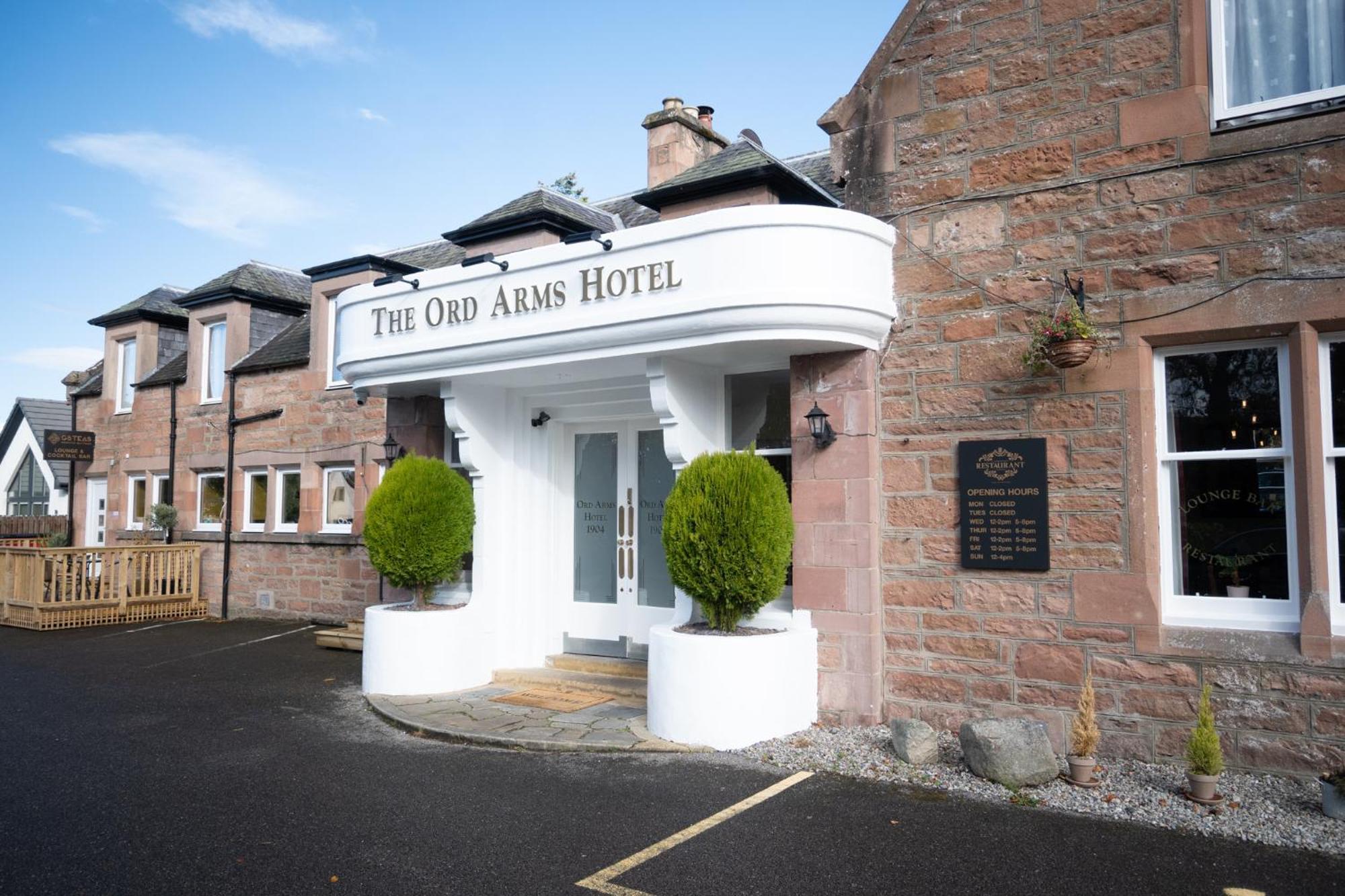 Ord Arms Hotel Muir of Ord Buitenkant foto